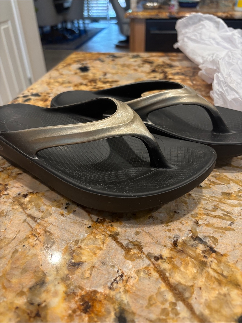OOFOS sandals - Picture 2 of 5
